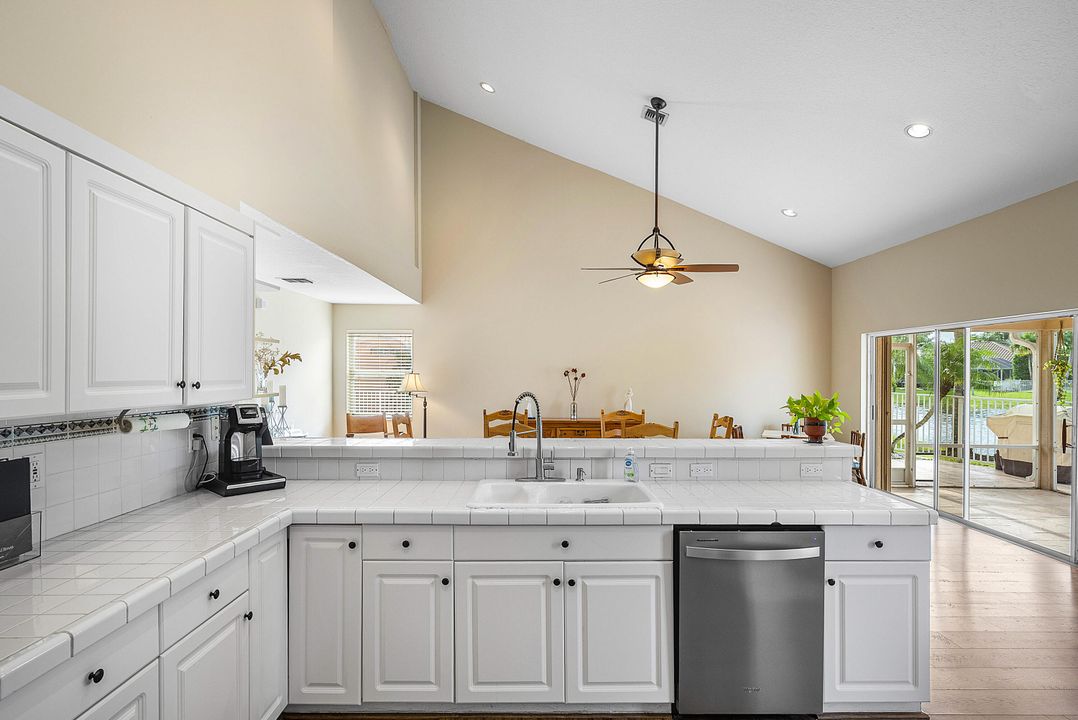 合同活跃: $939,900 (4 贝兹, 3 浴室, 2709 平方英尺)