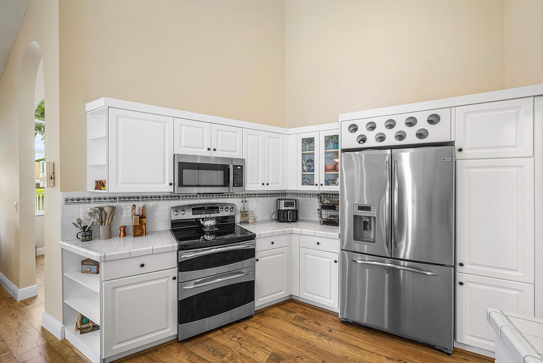 合同活跃: $939,900 (4 贝兹, 3 浴室, 2709 平方英尺)