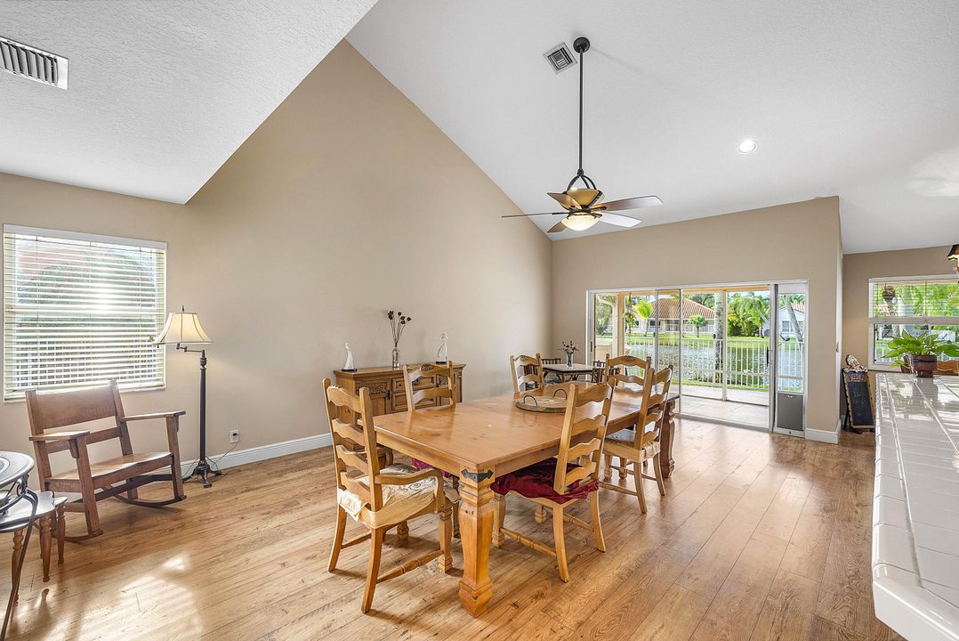 合同活跃: $939,900 (4 贝兹, 3 浴室, 2709 平方英尺)