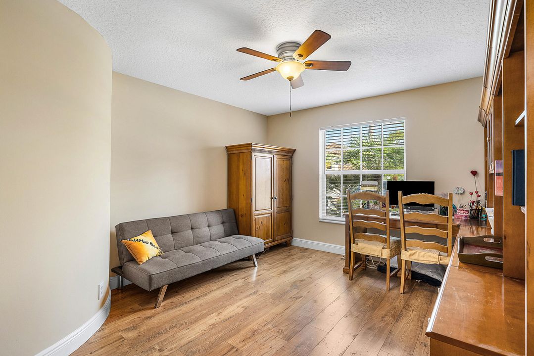 合同活跃: $939,900 (4 贝兹, 3 浴室, 2709 平方英尺)