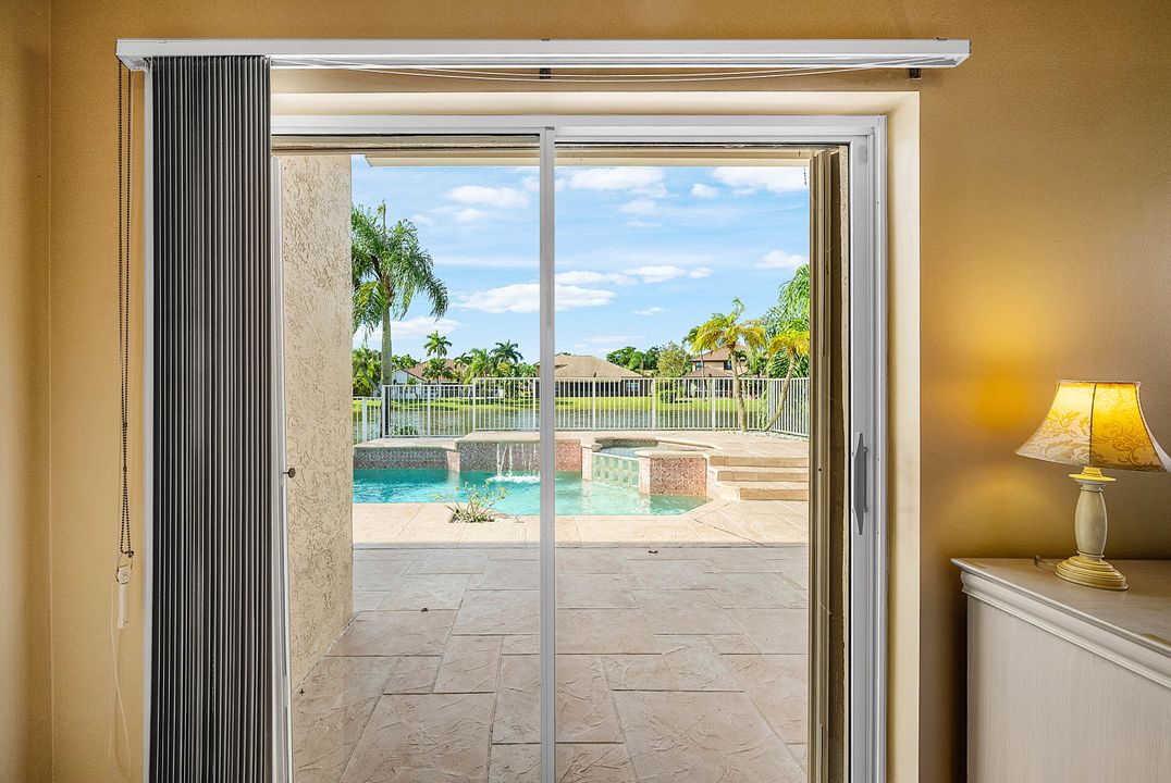 合同活跃: $939,900 (4 贝兹, 3 浴室, 2709 平方英尺)