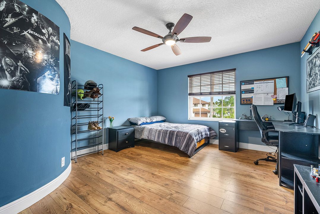 合同活跃: $939,900 (4 贝兹, 3 浴室, 2709 平方英尺)