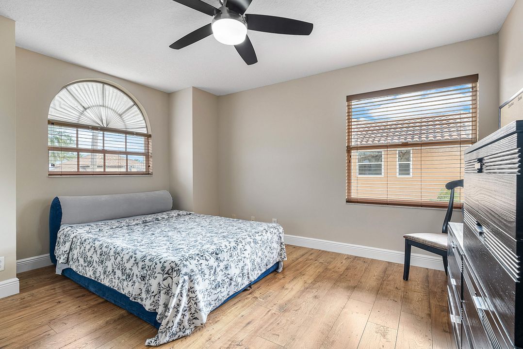 合同活跃: $939,900 (4 贝兹, 3 浴室, 2709 平方英尺)