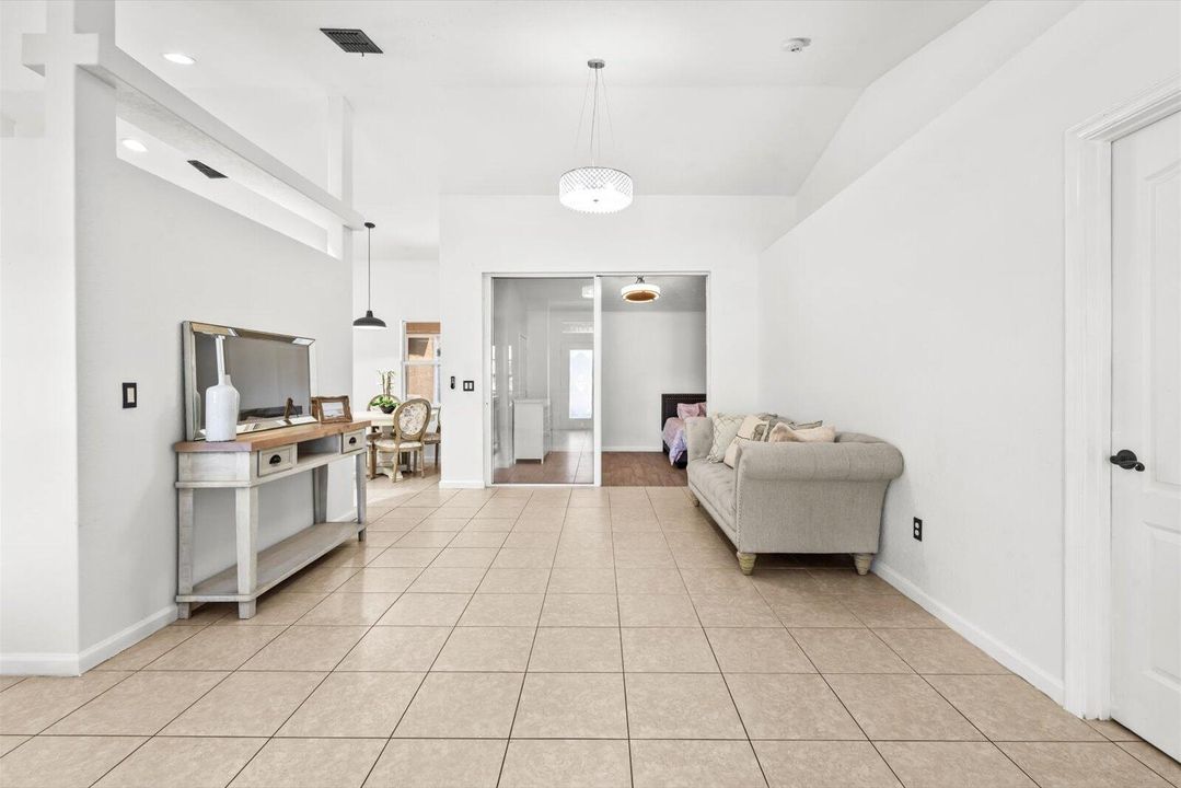 Activo con contrato: $395,000 (3 camas, 2 baños, 1701 Pies cuadrados)