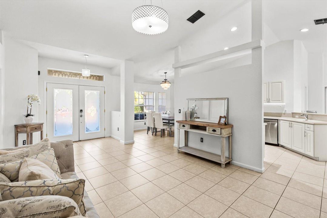 Activo con contrato: $395,000 (3 camas, 2 baños, 1701 Pies cuadrados)