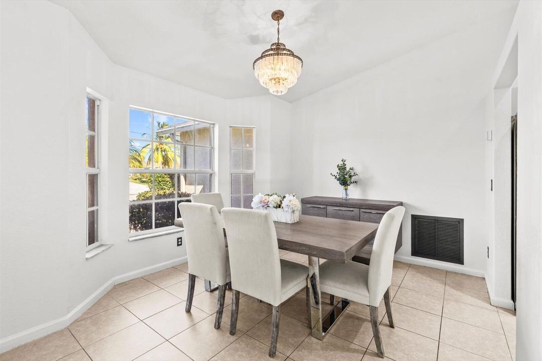 Activo con contrato: $395,000 (3 camas, 2 baños, 1701 Pies cuadrados)