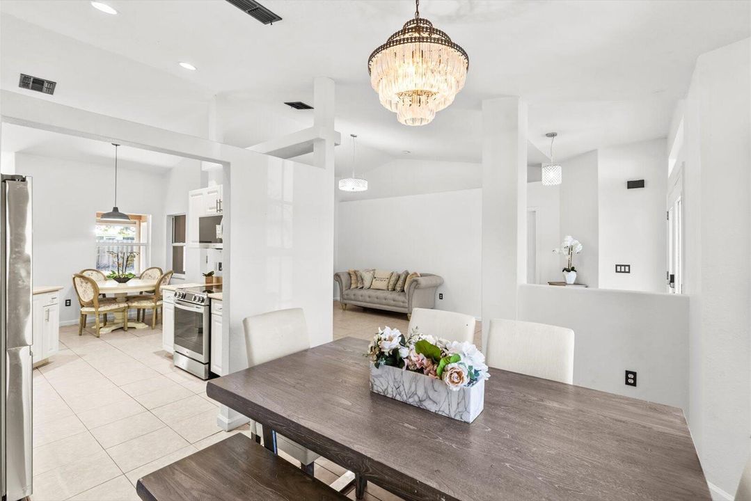 Activo con contrato: $395,000 (3 camas, 2 baños, 1701 Pies cuadrados)