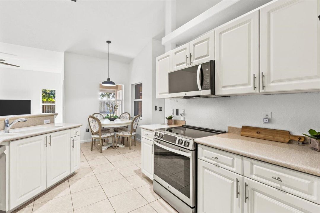 Activo con contrato: $395,000 (3 camas, 2 baños, 1701 Pies cuadrados)