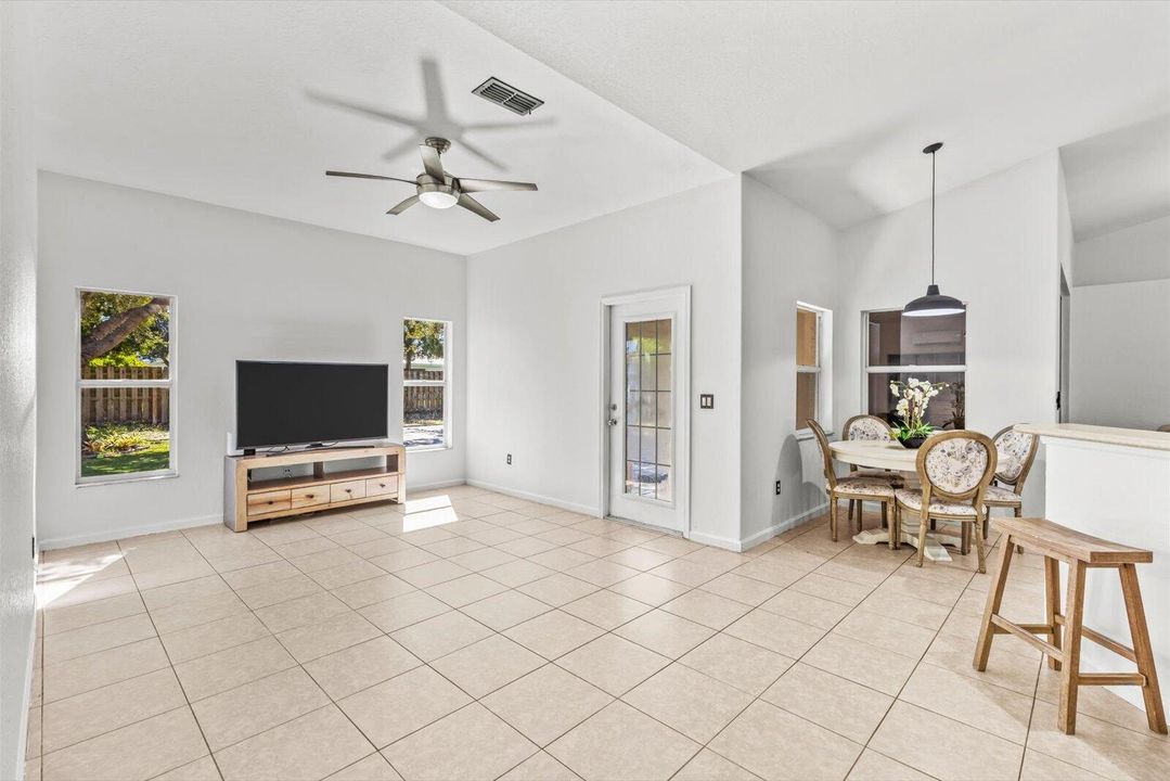 Activo con contrato: $395,000 (3 camas, 2 baños, 1701 Pies cuadrados)