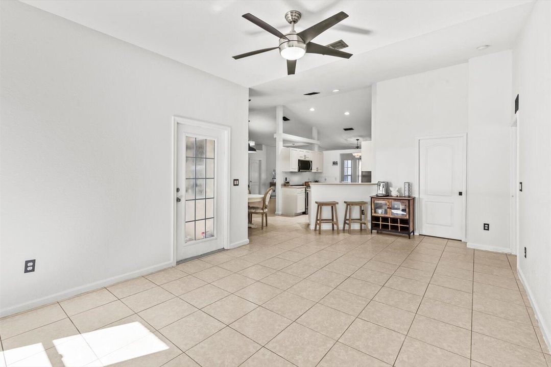 Activo con contrato: $395,000 (3 camas, 2 baños, 1701 Pies cuadrados)