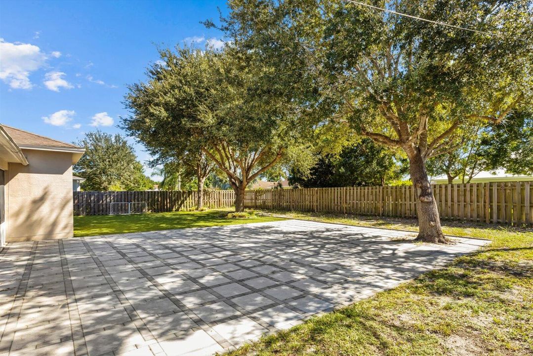 Activo con contrato: $395,000 (3 camas, 2 baños, 1701 Pies cuadrados)