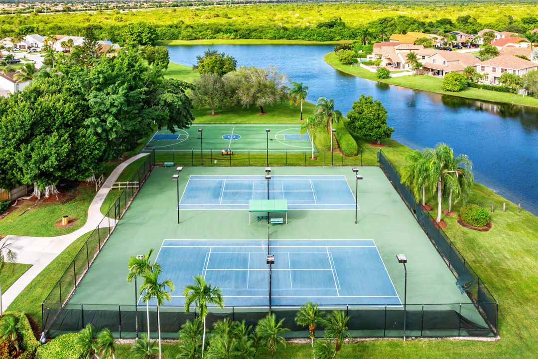 合同活跃: $939,900 (4 贝兹, 3 浴室, 2709 平方英尺)