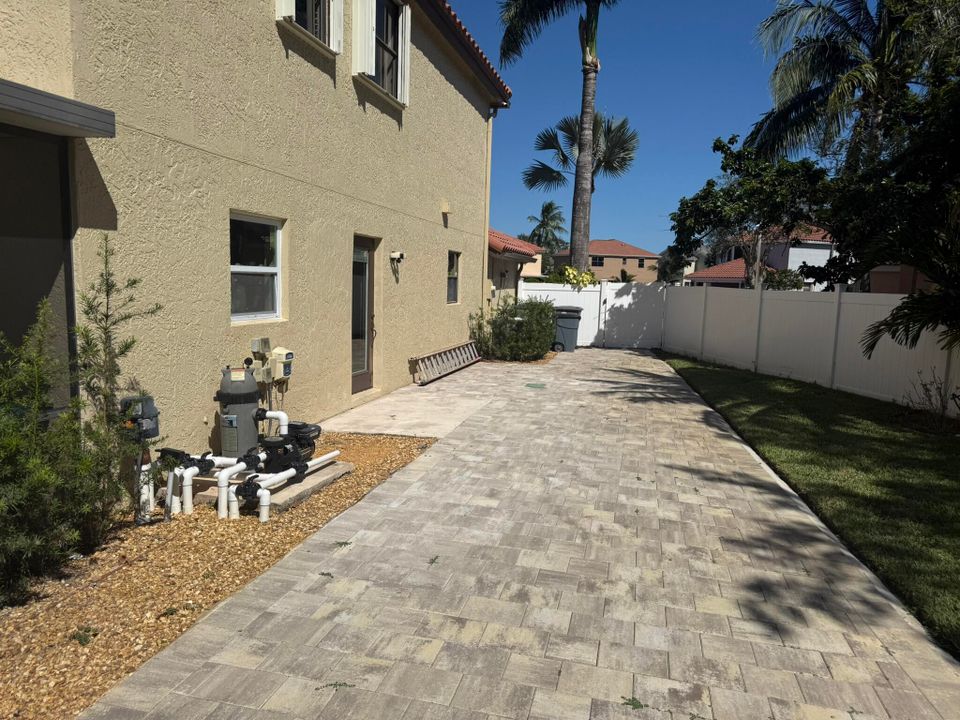 Activo con contrato: $699,000 (4 camas, 2 baños, 2246 Pies cuadrados)