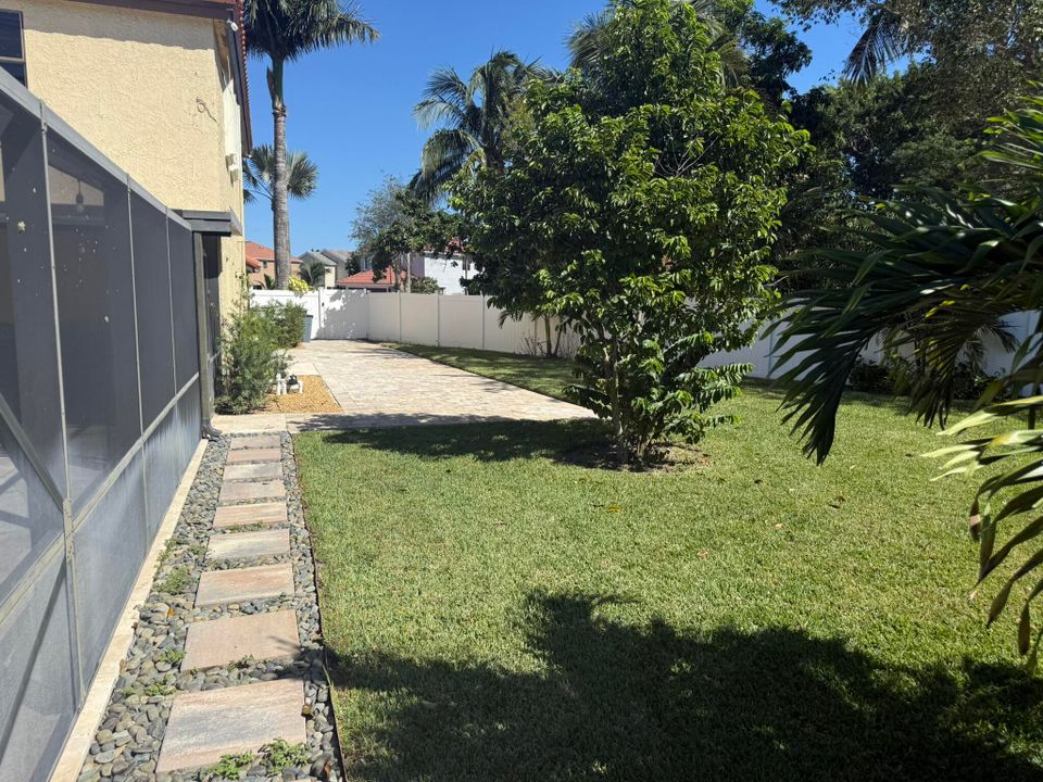 Activo con contrato: $699,000 (4 camas, 2 baños, 2246 Pies cuadrados)