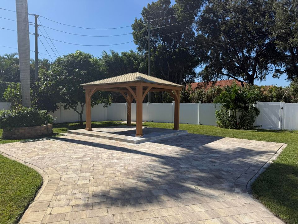 Activo con contrato: $699,000 (4 camas, 2 baños, 2246 Pies cuadrados)