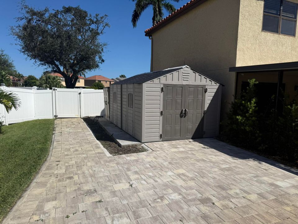 Activo con contrato: $699,000 (4 camas, 2 baños, 2246 Pies cuadrados)