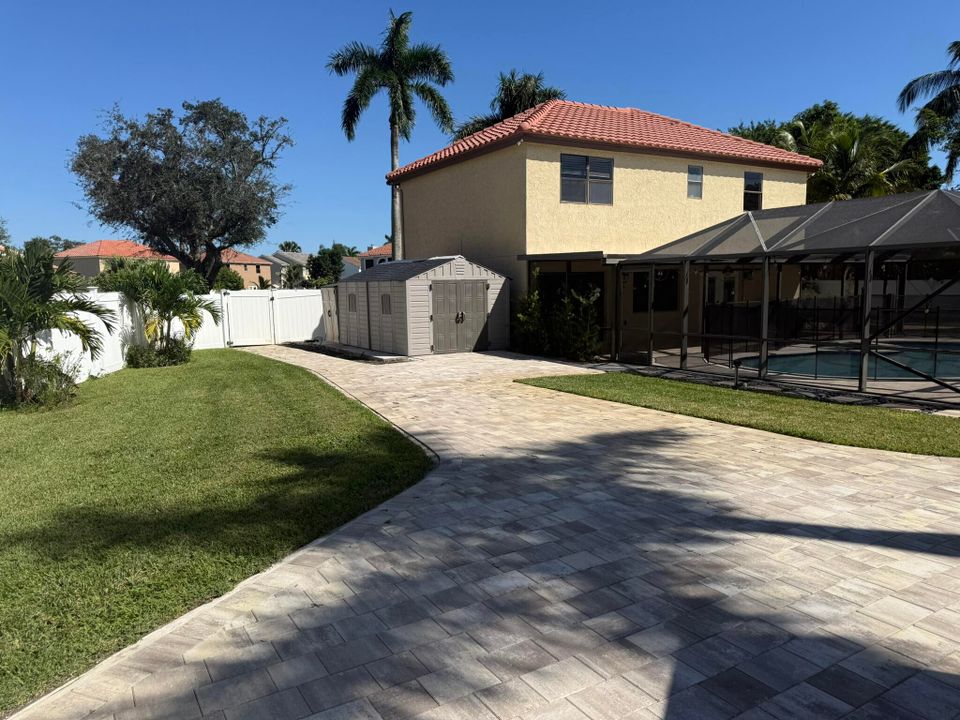 Activo con contrato: $699,000 (4 camas, 2 baños, 2246 Pies cuadrados)