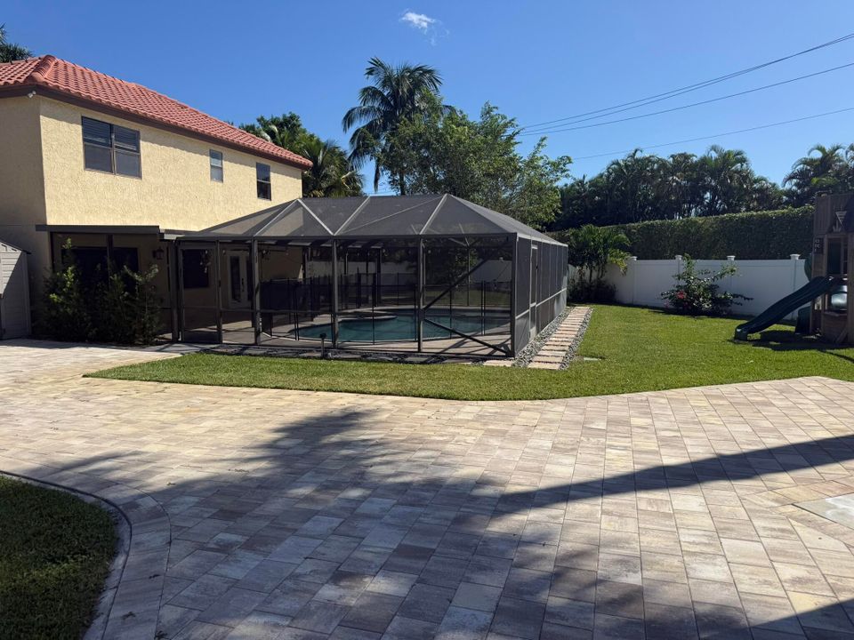 Activo con contrato: $699,000 (4 camas, 2 baños, 2246 Pies cuadrados)