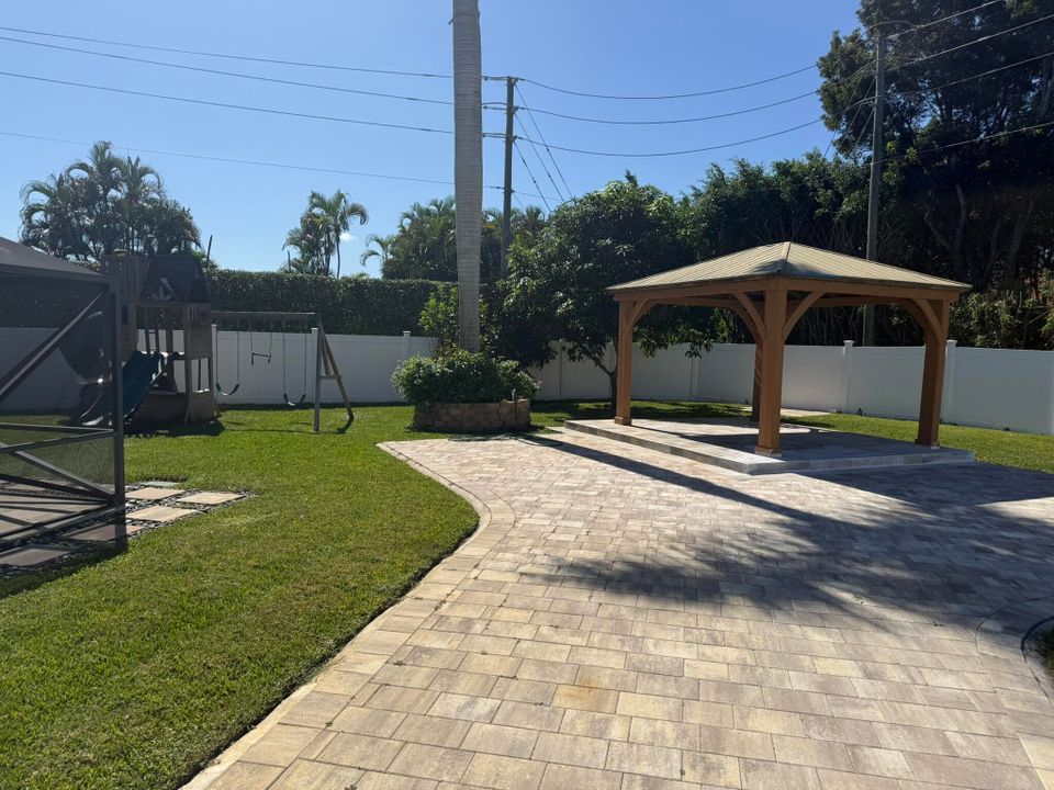 Activo con contrato: $699,000 (4 camas, 2 baños, 2246 Pies cuadrados)