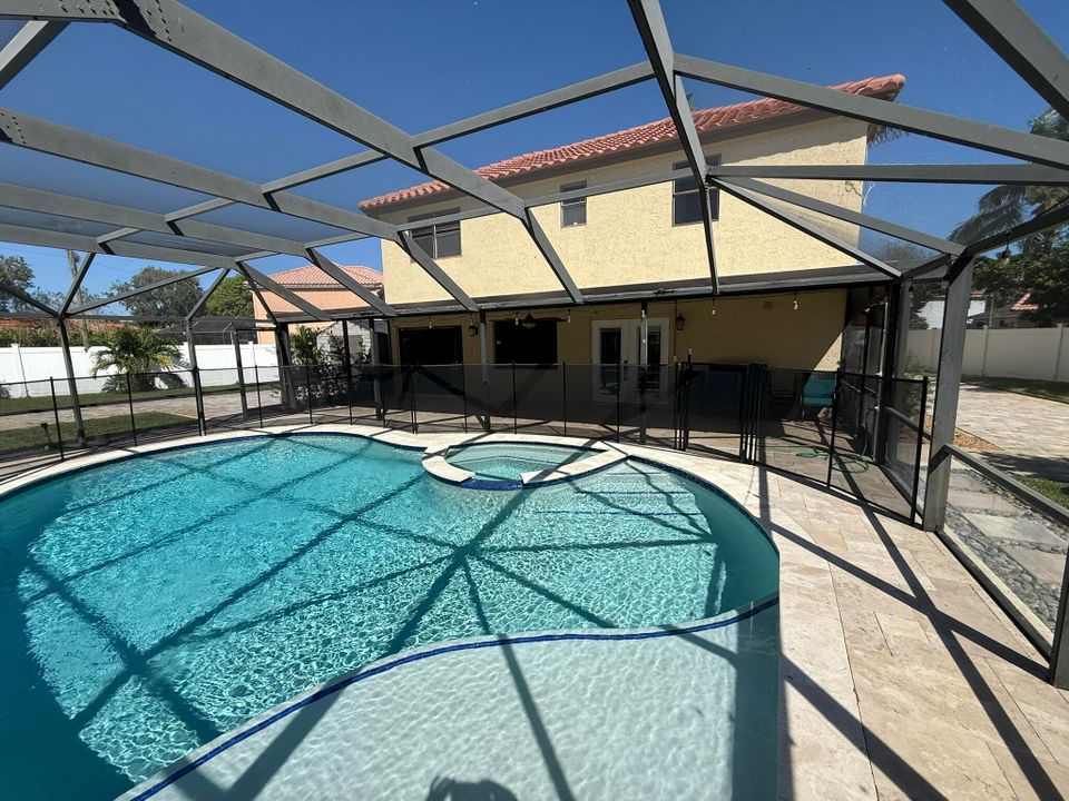 Activo con contrato: $699,000 (4 camas, 2 baños, 2246 Pies cuadrados)