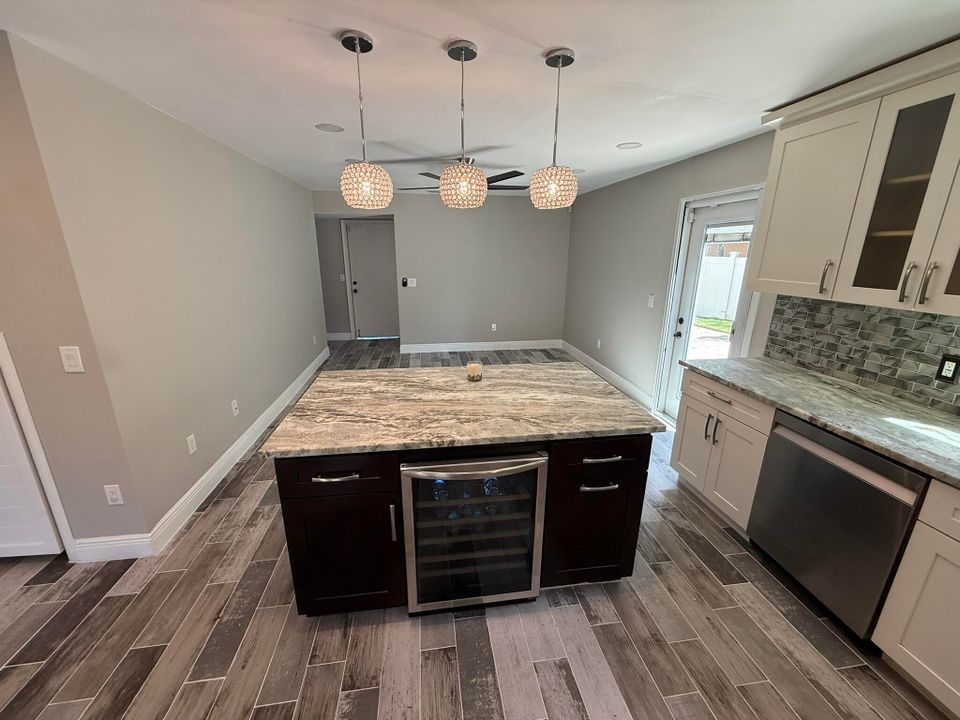 Activo con contrato: $699,000 (4 camas, 2 baños, 2246 Pies cuadrados)