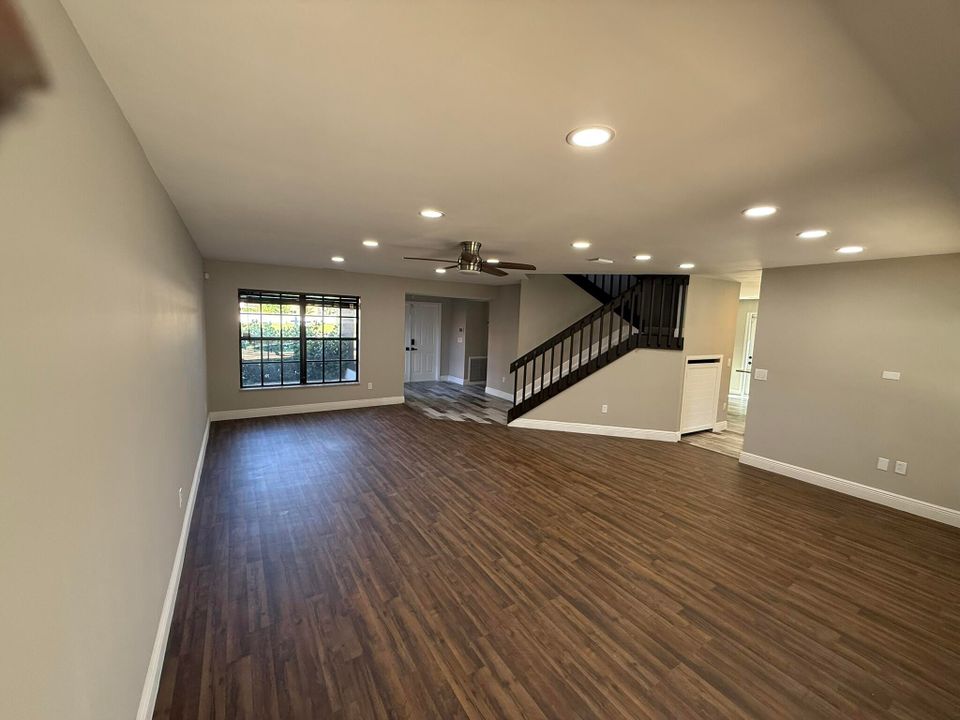 Activo con contrato: $699,000 (4 camas, 2 baños, 2246 Pies cuadrados)