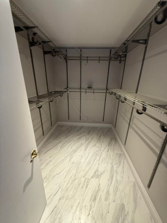 Activo con contrato: $699,000 (4 camas, 2 baños, 2246 Pies cuadrados)