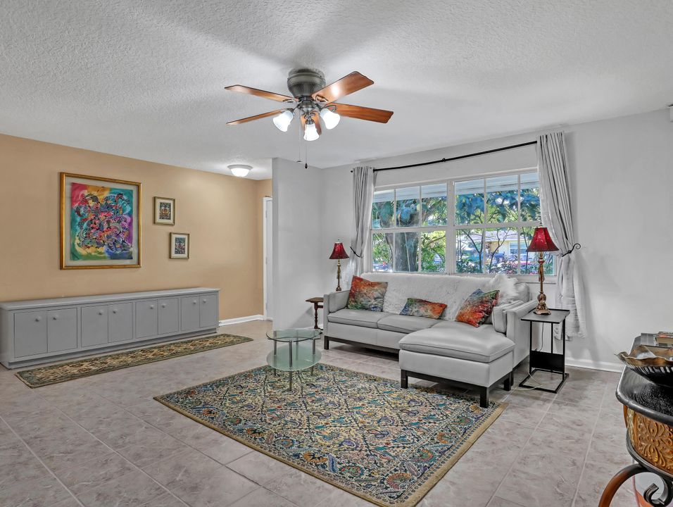 Под контрактом: $499,000 (3 спален, 2 ванн, 1672 Квадратных фут)