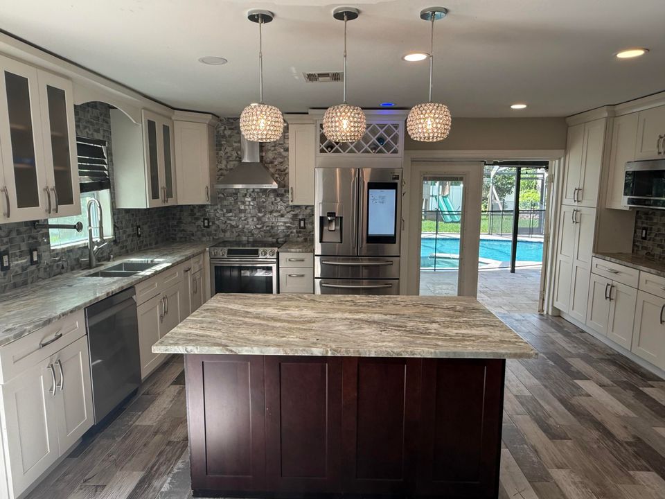 Activo con contrato: $699,000 (4 camas, 2 baños, 2246 Pies cuadrados)