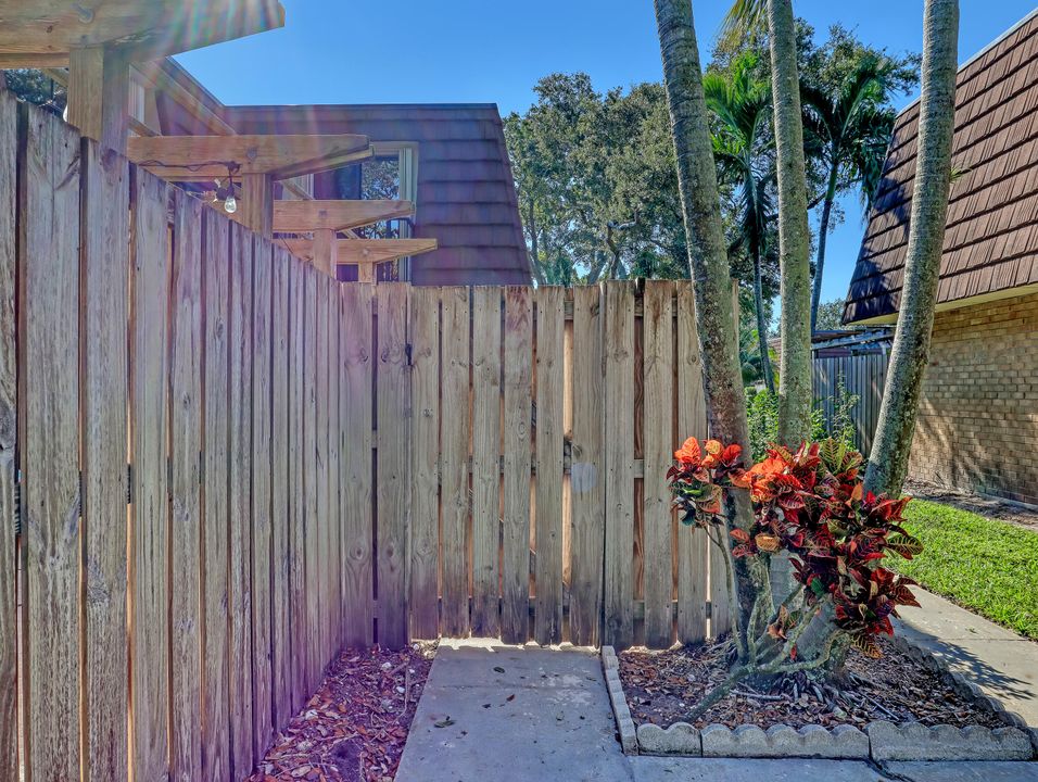 For Sale: $445,000 (2 beds, 2 baths, 1596 Square Feet)