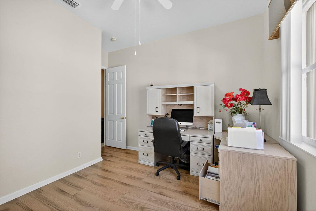 合同活跃: $597,000 (3 贝兹, 3 浴室, 2549 平方英尺)