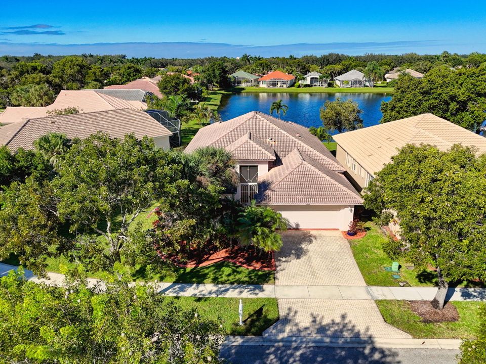 合同活跃: $597,000 (3 贝兹, 3 浴室, 2549 平方英尺)