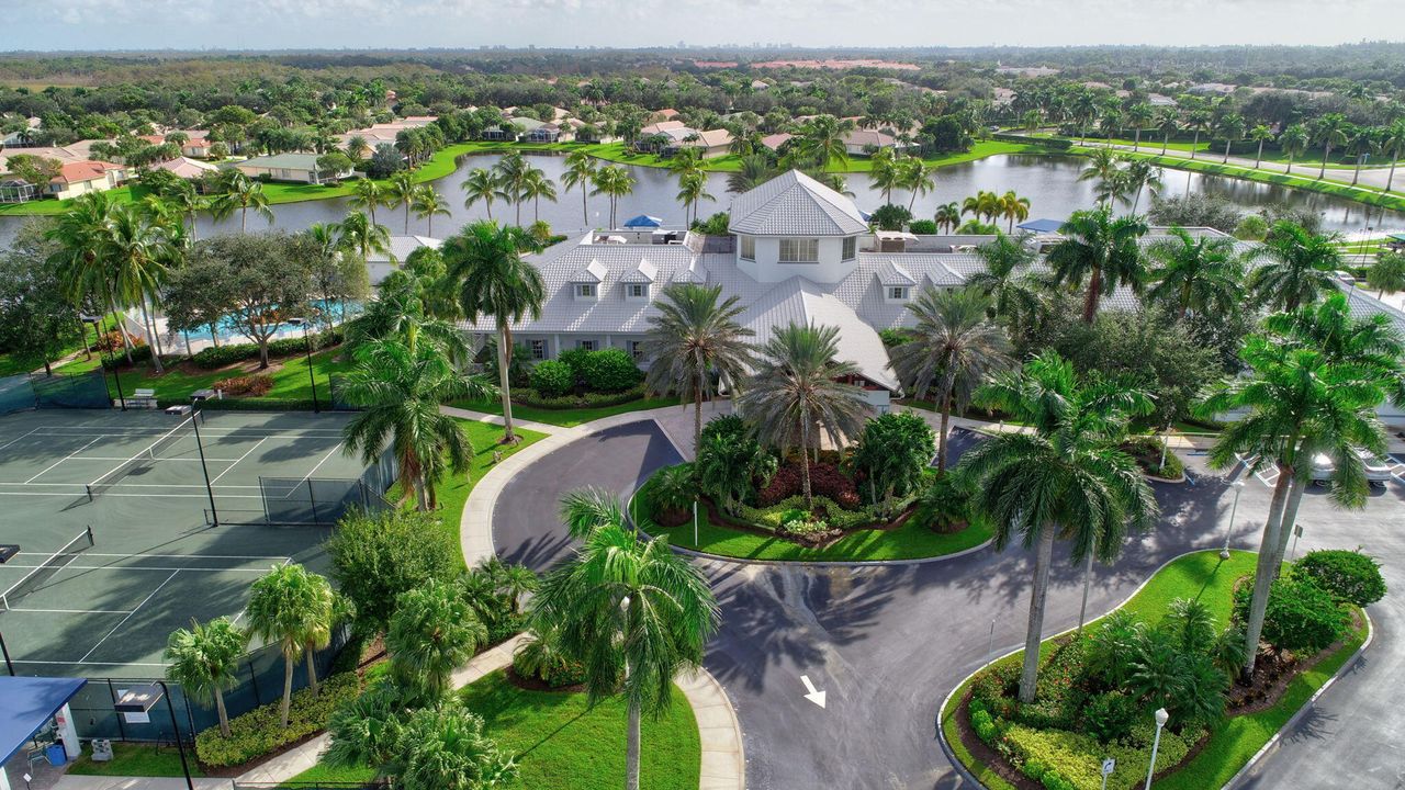 合同活跃: $597,000 (3 贝兹, 3 浴室, 2549 平方英尺)