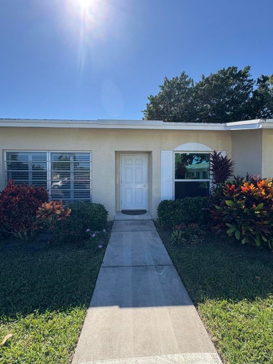 待售: $223,000 (2 贝兹, 1 浴室, 989 平方英尺)