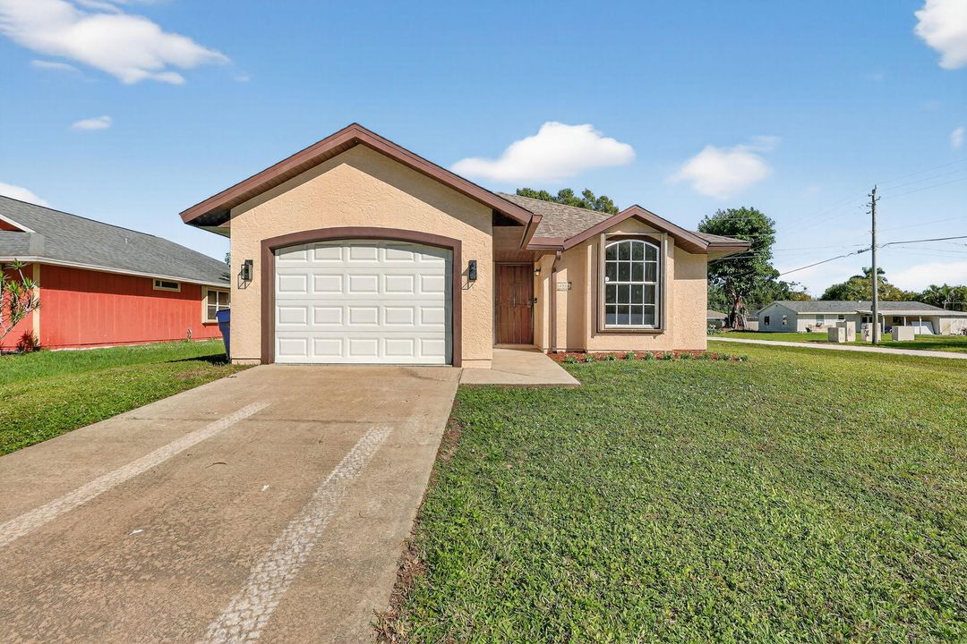 Active With Contract: $289,900 (3 beds, 2 baths, 1355 Square Feet)