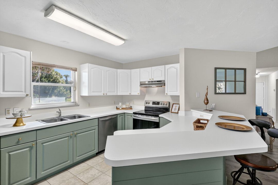 Active With Contract: $289,900 (3 beds, 2 baths, 1355 Square Feet)