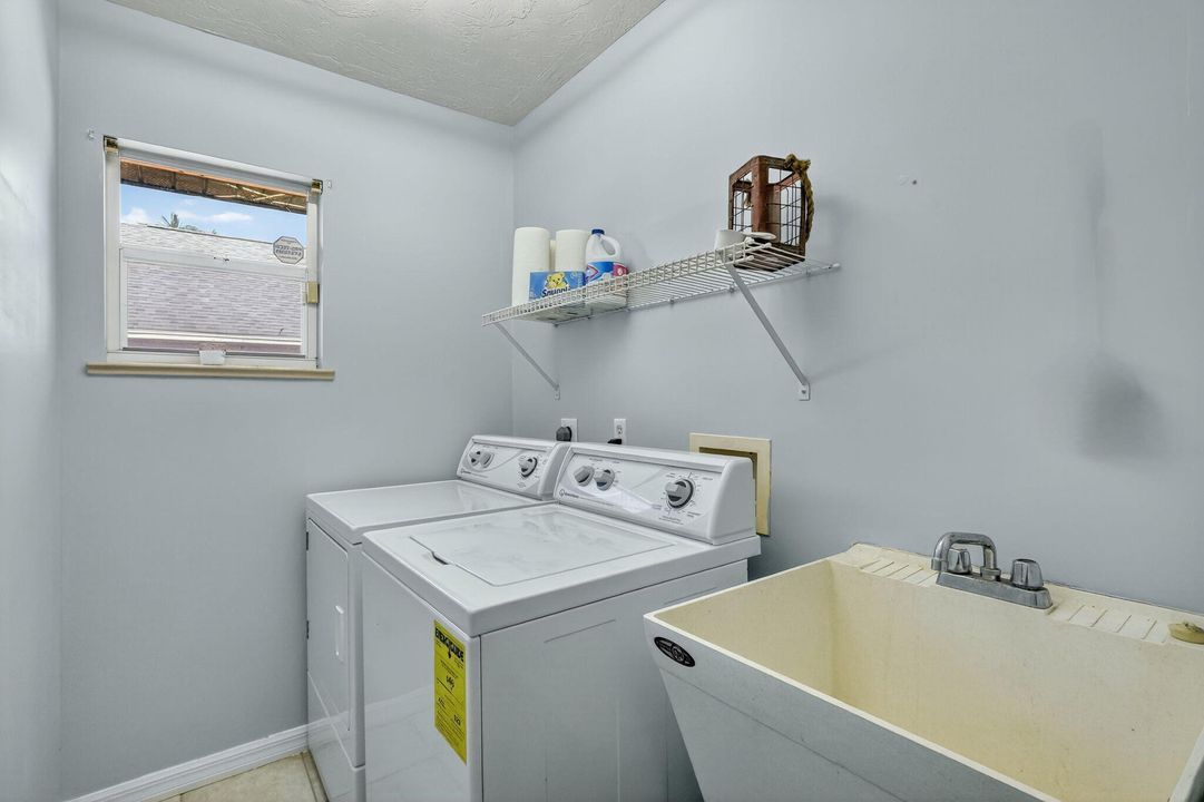 Active With Contract: $289,900 (3 beds, 2 baths, 1355 Square Feet)