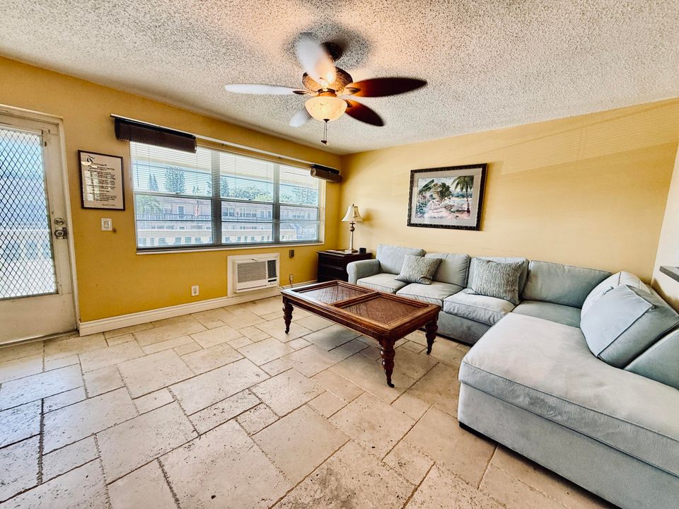 For Rent: $1,400 (1 beds, 1 baths, 570 Square Feet)