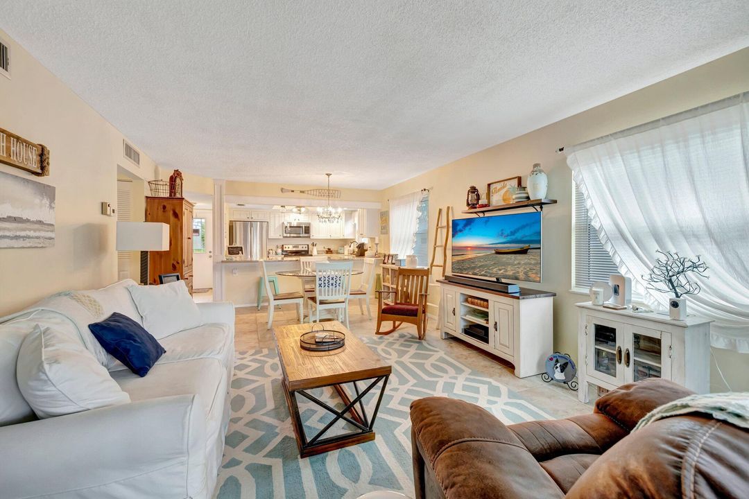 На продажу: $219,900 (2 спален, 2 ванн, 1134 Квадратных фут)