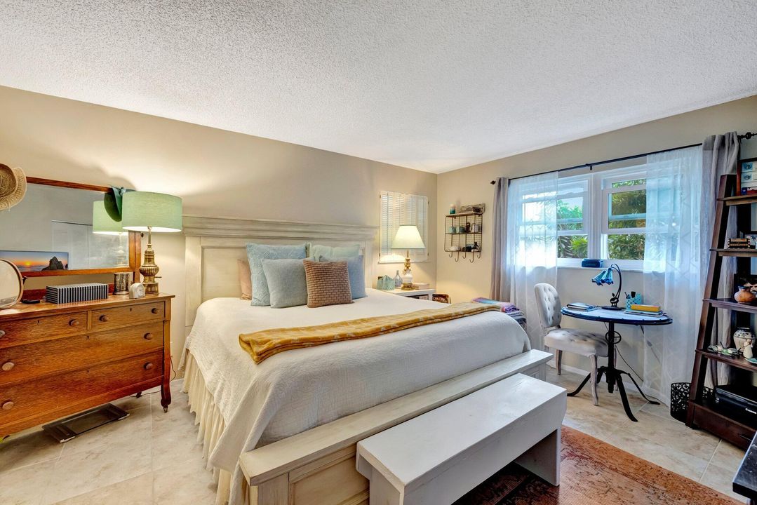 На продажу: $219,900 (2 спален, 2 ванн, 1134 Квадратных фут)