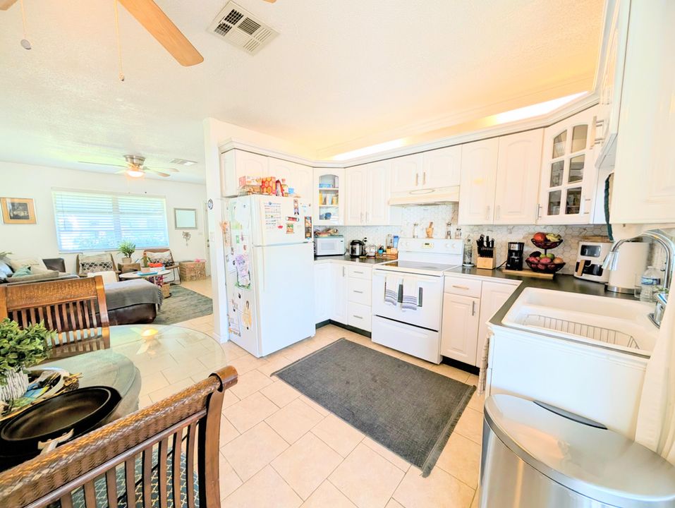 Active With Contract: $339,000 (2 beds, 1 baths, 864 Square Feet)