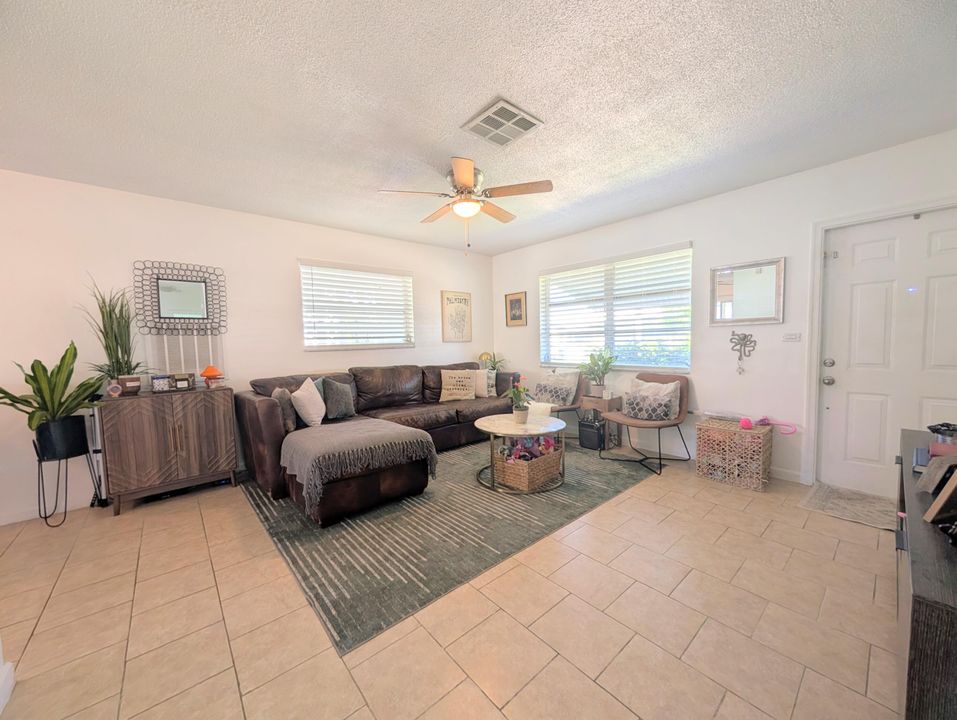 Active With Contract: $339,000 (2 beds, 1 baths, 864 Square Feet)