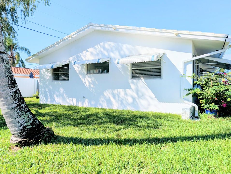 Active With Contract: $339,000 (2 beds, 1 baths, 864 Square Feet)