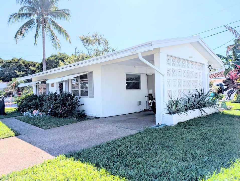 Active With Contract: $339,000 (2 beds, 1 baths, 864 Square Feet)