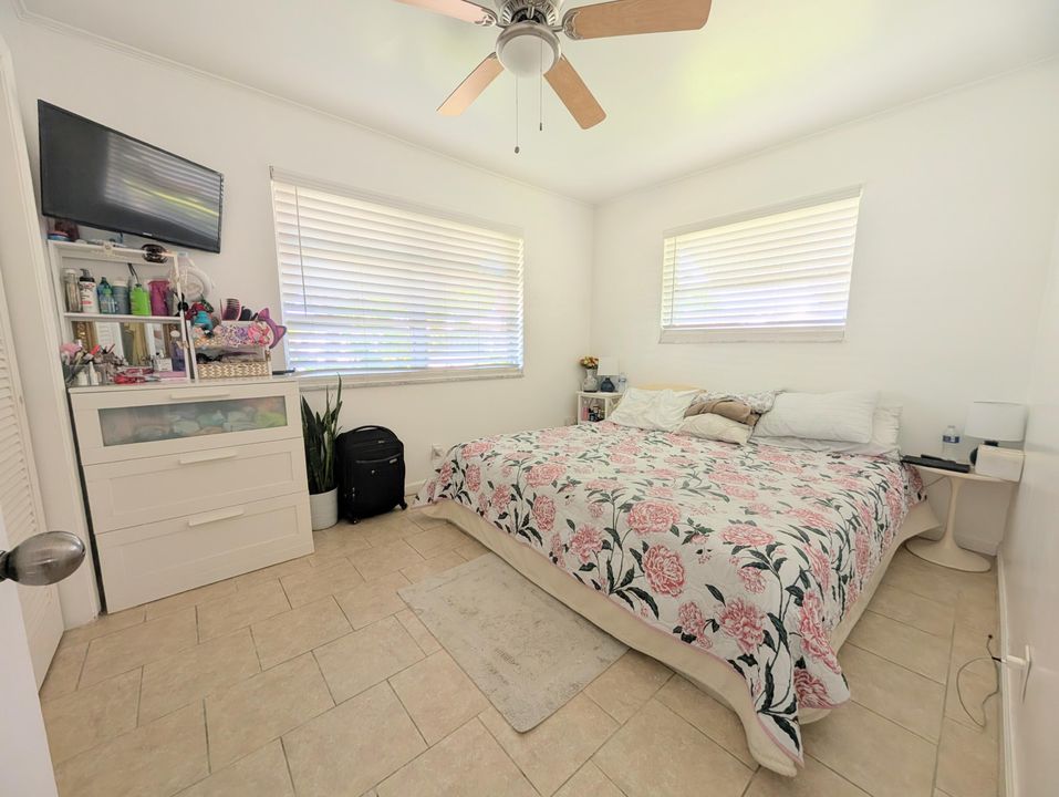 Active With Contract: $339,000 (2 beds, 1 baths, 864 Square Feet)