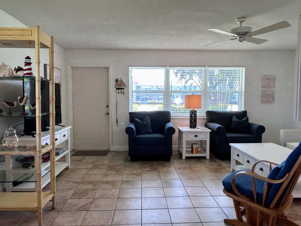 For Sale: $144,900 (1 beds, 1 baths, 705 Square Feet)