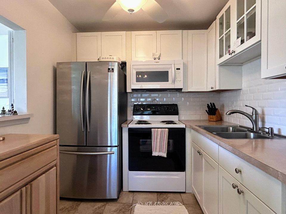 For Sale: $144,900 (1 beds, 1 baths, 705 Square Feet)