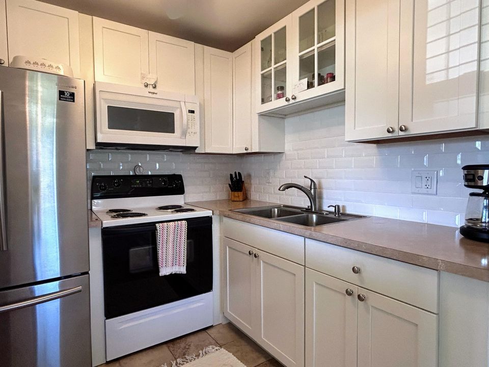 For Sale: $144,900 (1 beds, 1 baths, 705 Square Feet)