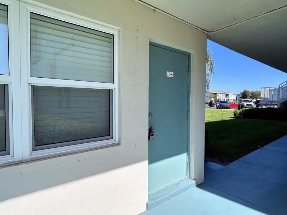 For Sale: $144,900 (1 beds, 1 baths, 705 Square Feet)