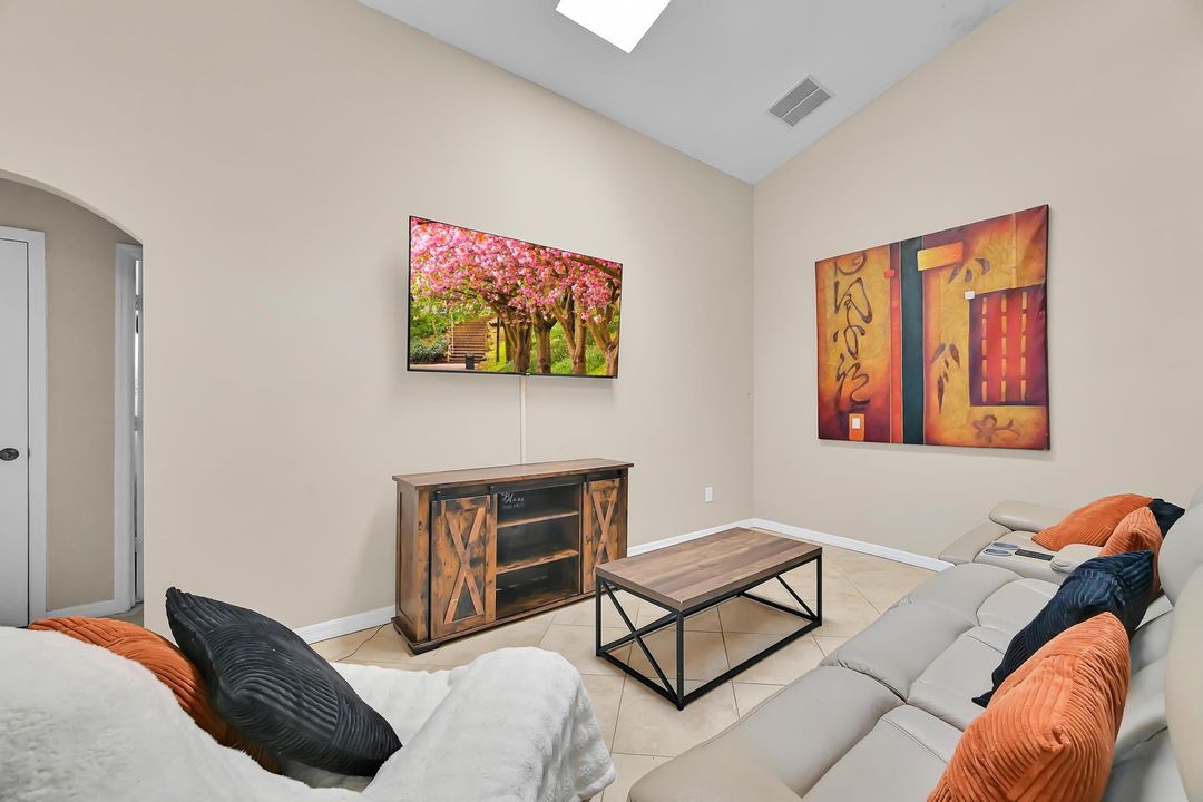 For Sale: $350,000 (3 beds, 2 baths, 1599 Square Feet)